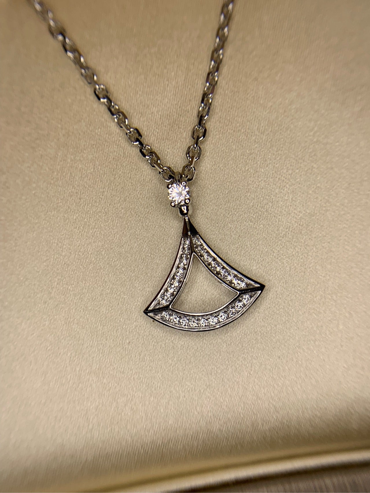 Preloved 18k white gold necklace