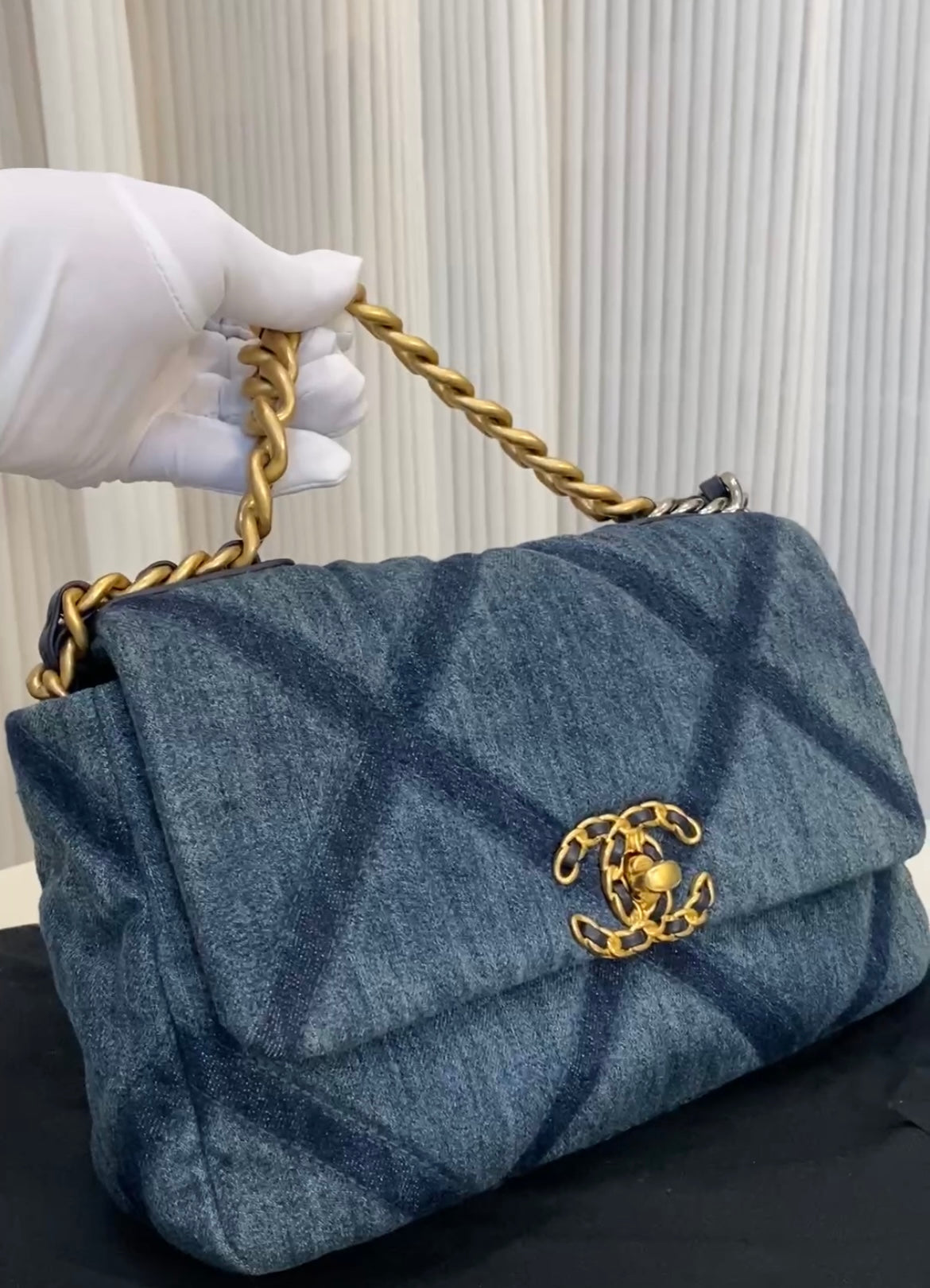 Preloved Chanel 19 bag